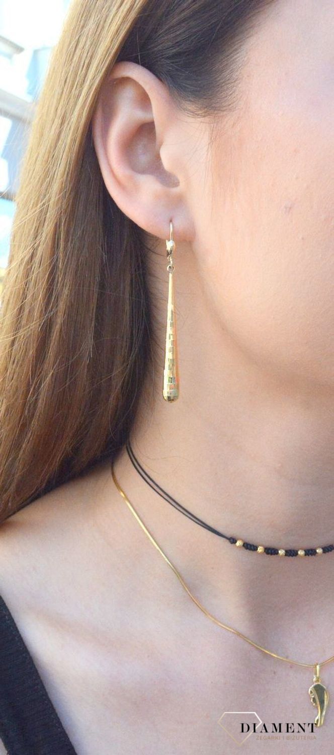 Kolczyki złote pr 333 długie sopelki grawerowane KL 4559 333. Od minimalistycznych zdobień po intensywne i nowoczesne formy. Olśniewające kolczyki wykonane z wysokiej jakości 8-karatowego żółtego złota grawerowane, próba 333.jpg